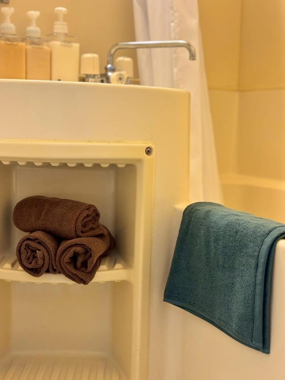 Bathroom, Photo of the whole room, towels