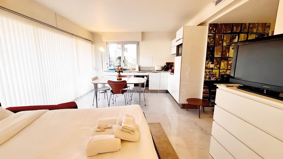 TV and multimedia, Photo of the whole room, Seating area, Dining area, Bedroom
