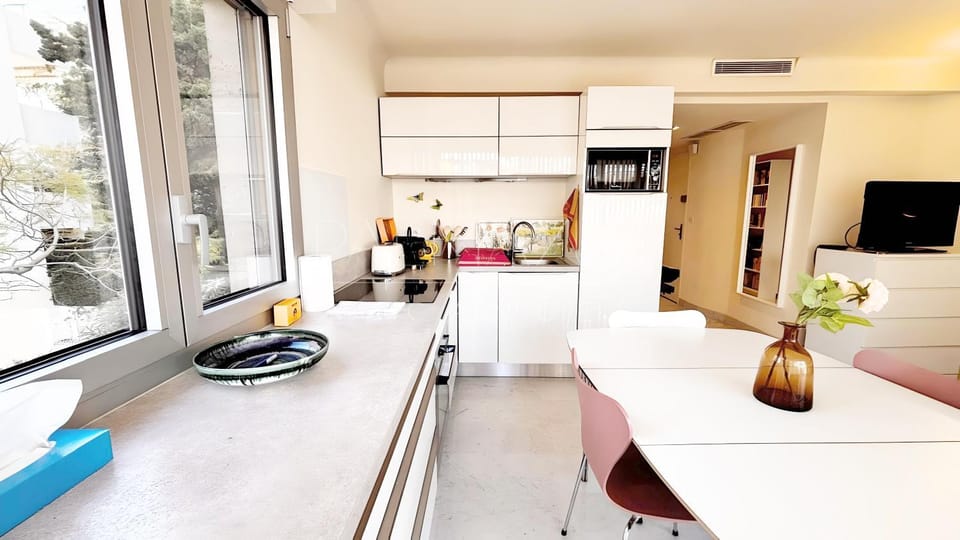 Living room, Seating area, Dining area, oven, stove