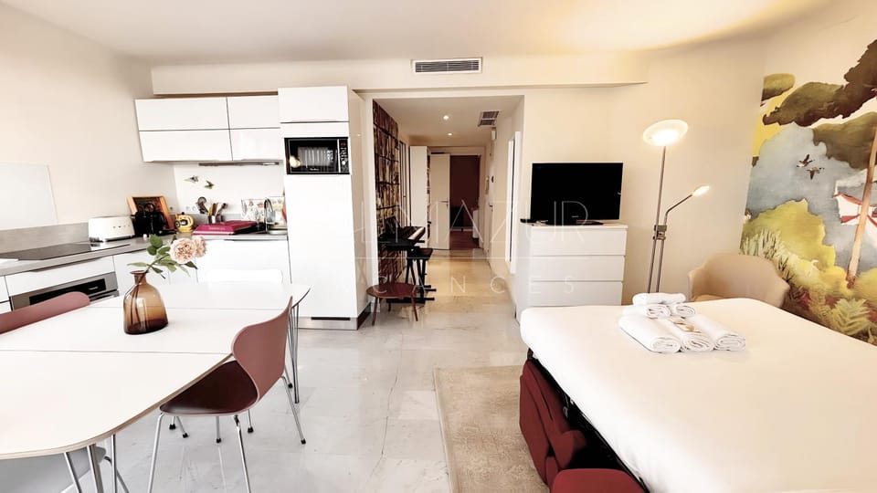 TV and multimedia, Kitchen or kitchenette, Living room, Seating area, Dining area, oven, stove