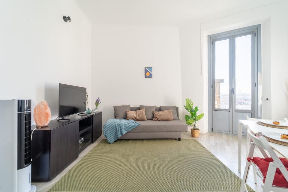 TV and multimedia, Living room, Seating area, Dining area