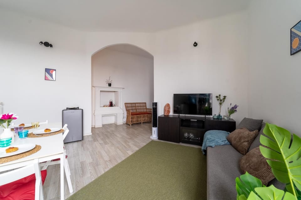 TV and multimedia, Living room, Seating area, Dining area