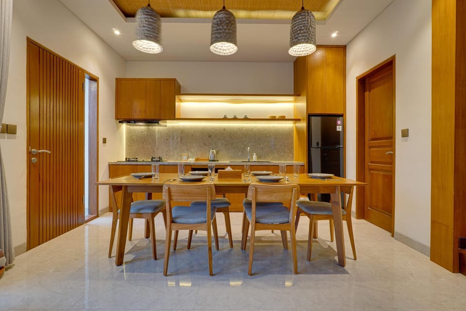 Kitchen or kitchenette, Seating area, Dining area