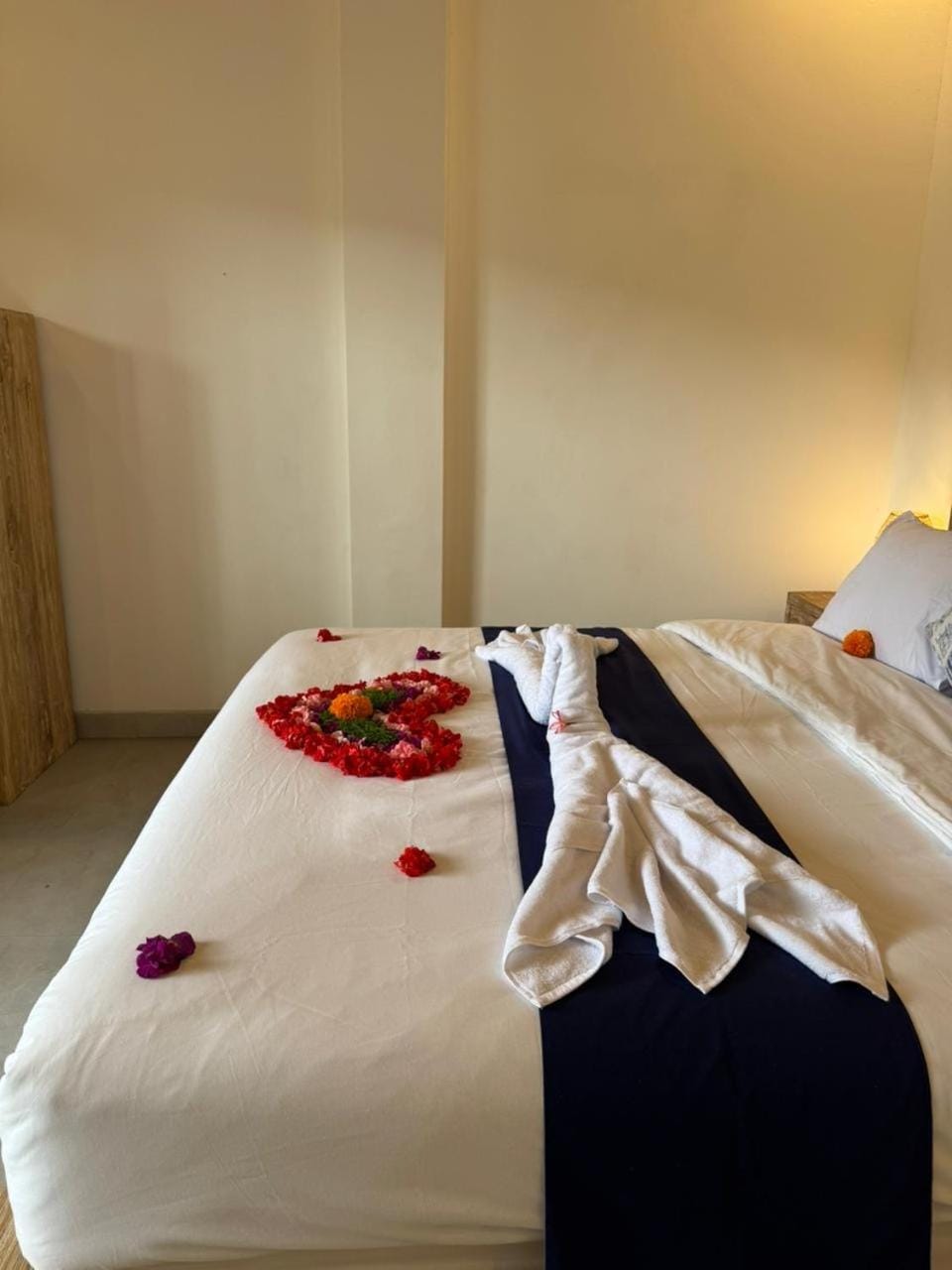 Photo of the whole room, Bedroom
