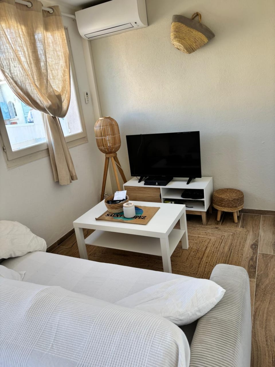 Communal lounge/ TV room, TV and multimedia, Living room, air conditioner