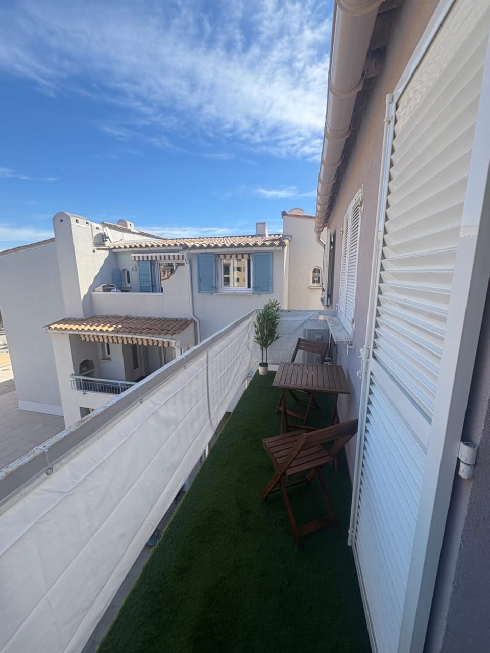 Appartement plein centre Cavalaire Plage et port à pied parking balcon aperçu mer Apartment in Cavalaire-sur-Mer