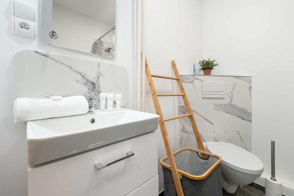 Toilet, Bathroom, towels