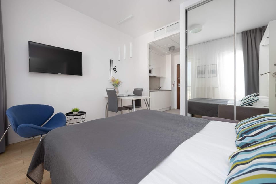 Bed, TV and multimedia, Seating area