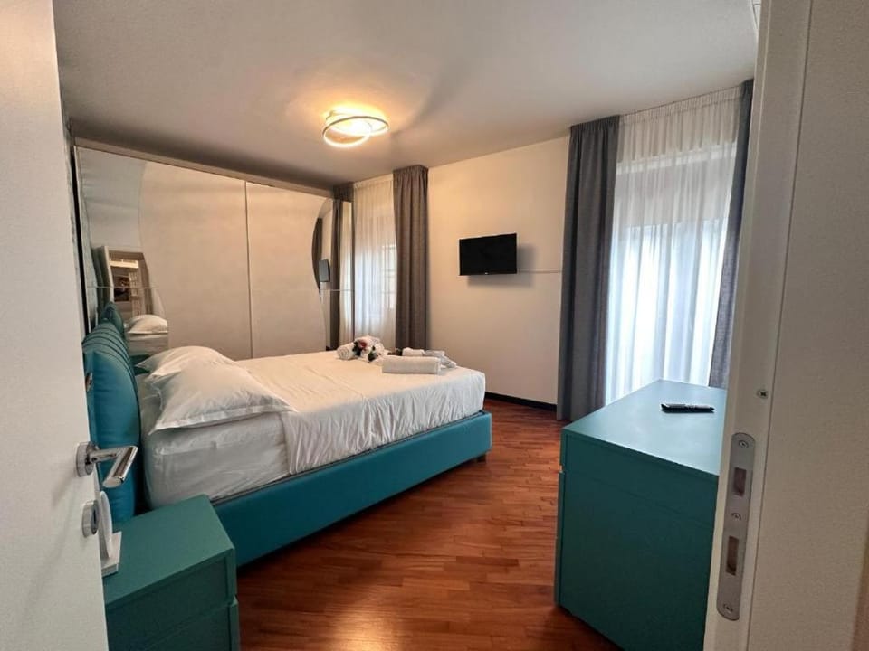 Bed, TV and multimedia, Photo of the whole room, Bedroom, wardrobe, air conditioner