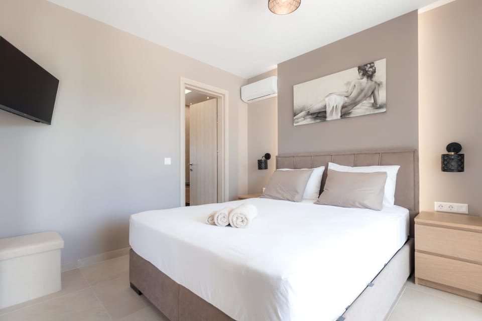 Bed, TV and multimedia, Bedroom, towels