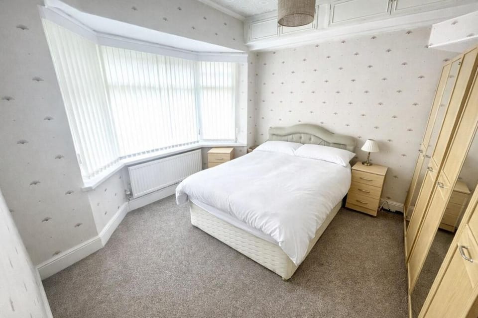 Bed, Photo of the whole room, Bedroom, wardrobe