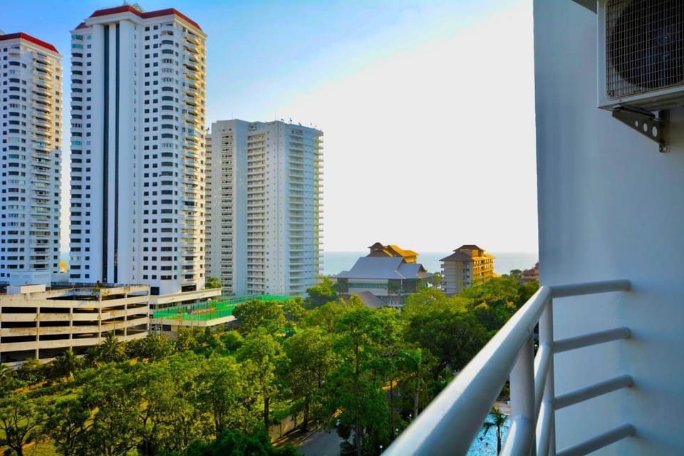 Sea View Studio at View Talay 5D with Large Balcony Apartment in Pattaya City