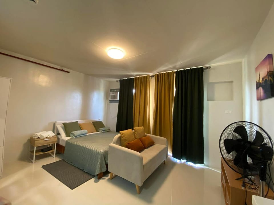 Budget Studio, 10 mins from airport, work-ready Apartment in Puerto Princesa
