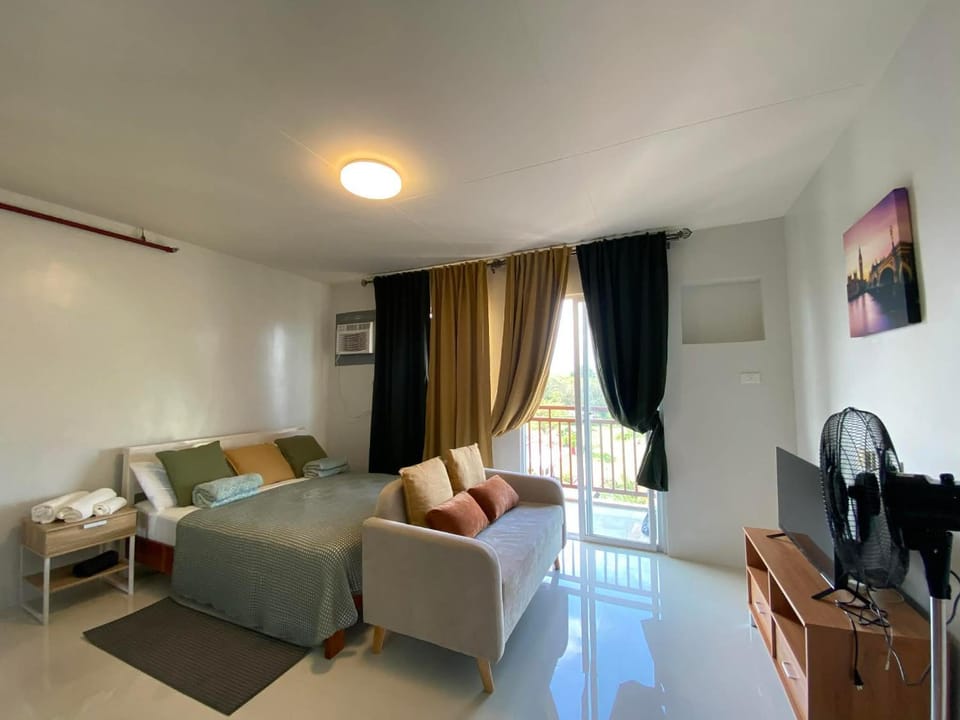 Budget Studio, 10 mins from airport, work-ready Apartment in Puerto Princesa