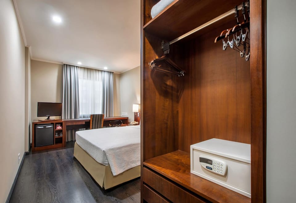 Bed, TV and multimedia, Bedroom