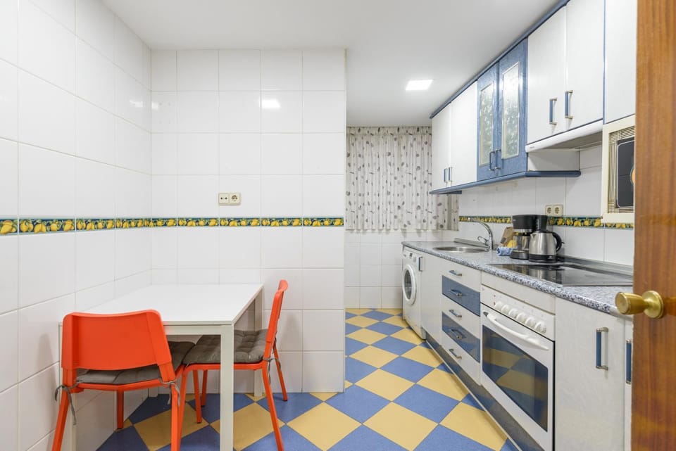 Spacious flat - train station 500m away Apartment in Madrid
