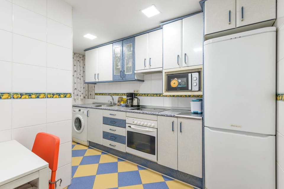 Spacious flat - train station 500m away Apartment in Madrid