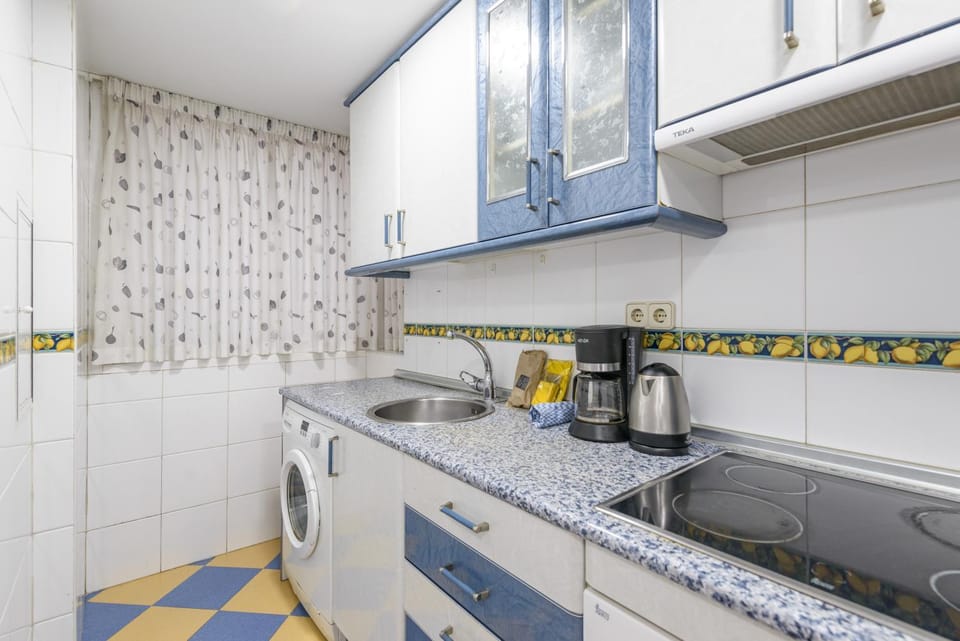 Spacious flat - train station 500m away Apartment in Madrid