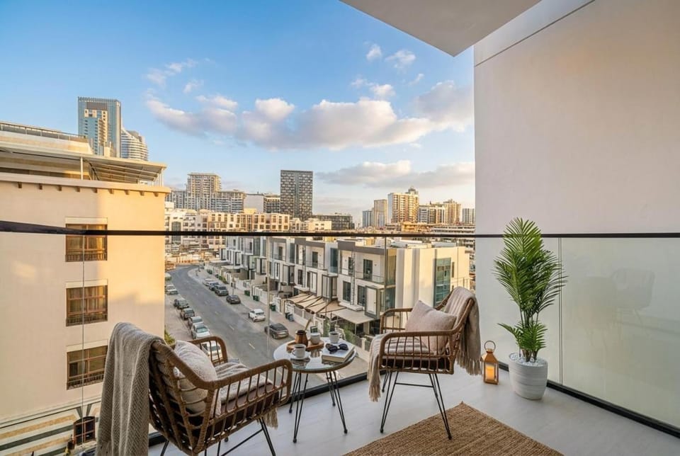 Binghatti Phoenix! Longest Pool in Dubai! Brand New Building, 2 Double Beds! Apartment in Dubai