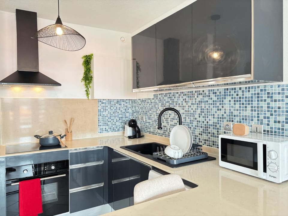 Coffee/tea facilities, Dining area, microwave, oven, stove, toaster, kitchen