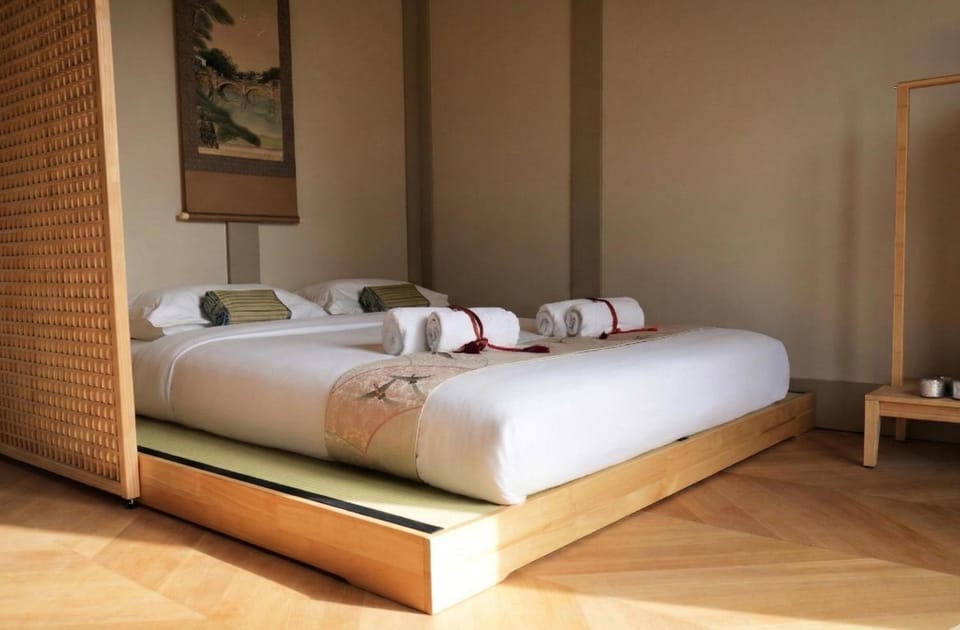 Bed, Bedroom, towels