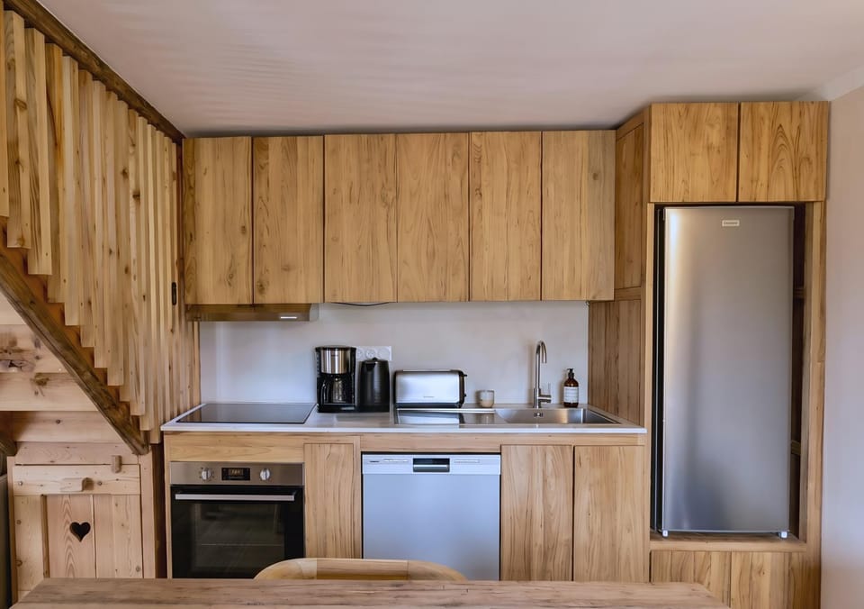 Kitchen or kitchenette, dishwasher