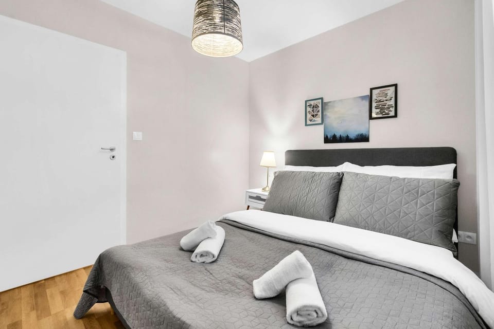 Bed, Bedroom, towels