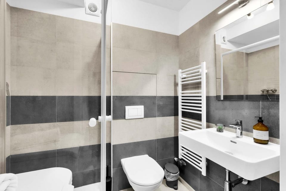 Shower, Toilet, Bathroom, towels