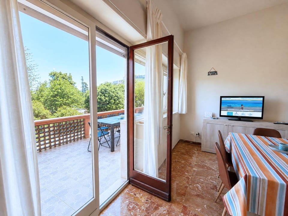 Communal lounge/ TV room, Bed, TV and multimedia, View (from property/room), Balcony/Terrace, Dining area