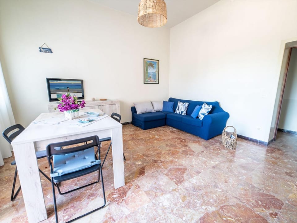 Communal lounge/ TV room, TV and multimedia, Living room, Seating area
