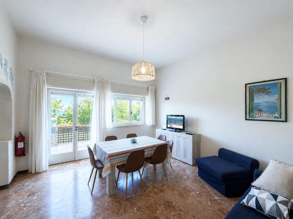 TV and multimedia, Living room, Seating area, Dining area
