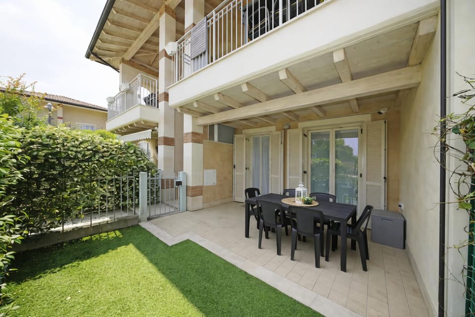 Property building, Day, Garden, View (from property/room), Dining area, Garden view