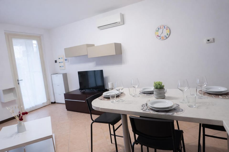 Living room, Dining area, air conditioner