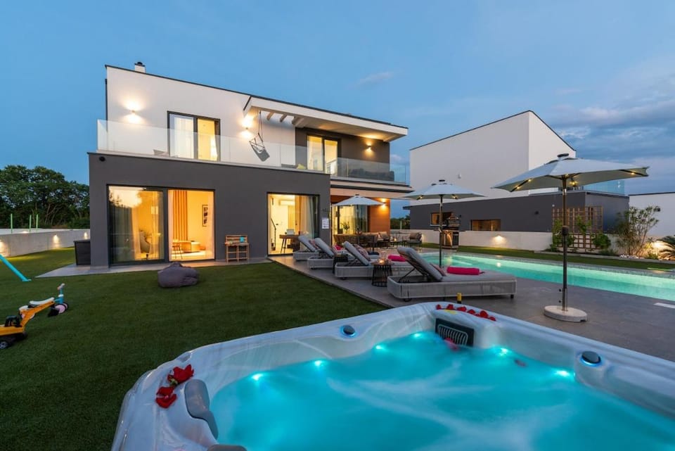 Garden, Hot Tub