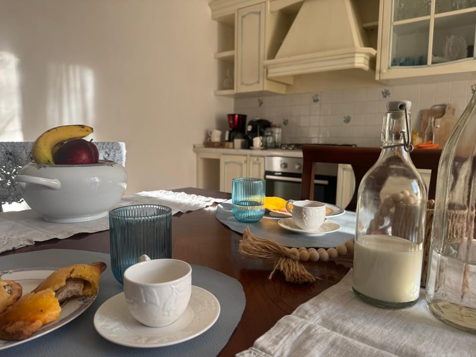 Coffee/tea facilities, Kitchen or kitchenette, Dining area