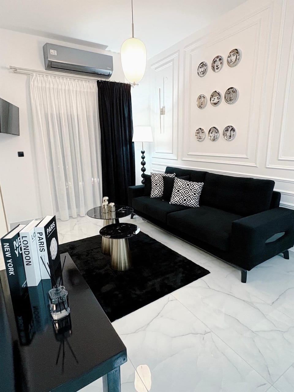 Bed, TV and multimedia, Living room, Photo of the whole room, Seating area, air conditioner