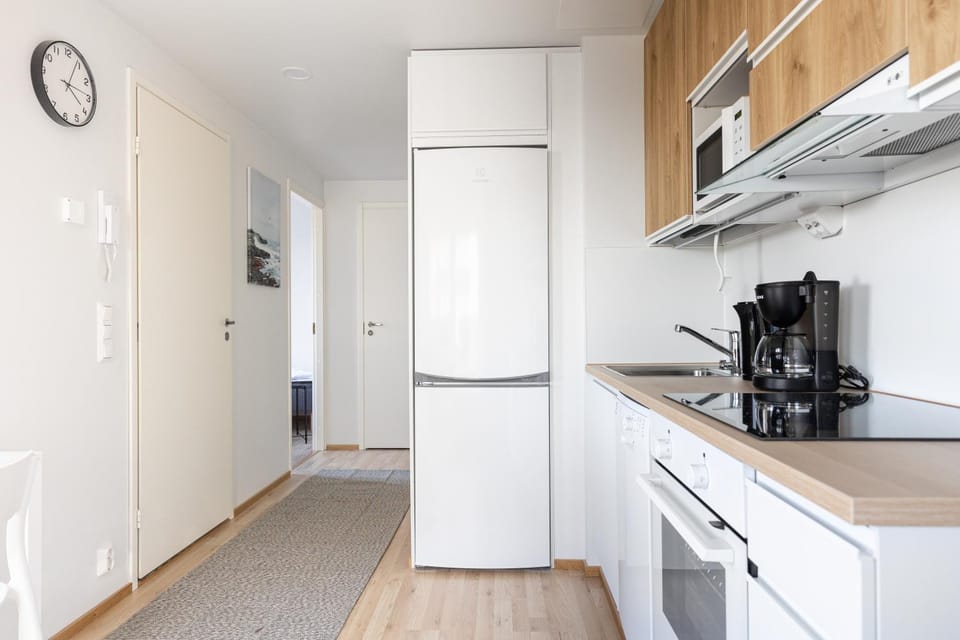 Coffee/tea facilities, Kitchen or kitchenette, oven, stove