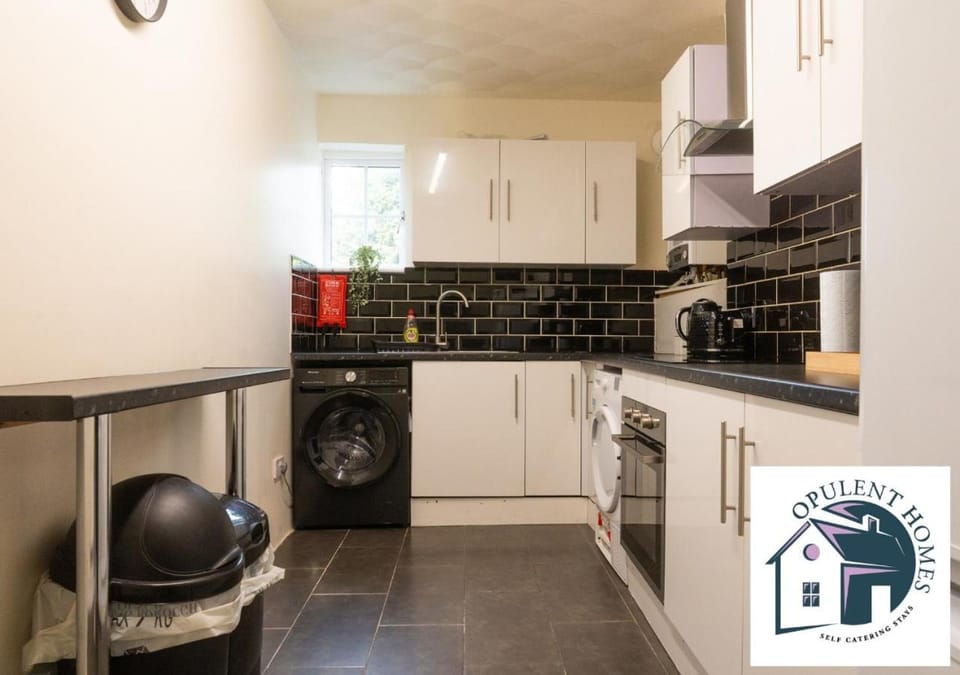 Coffee/tea facilities, Kitchen or kitchenette, dishwasher, stove, toaster