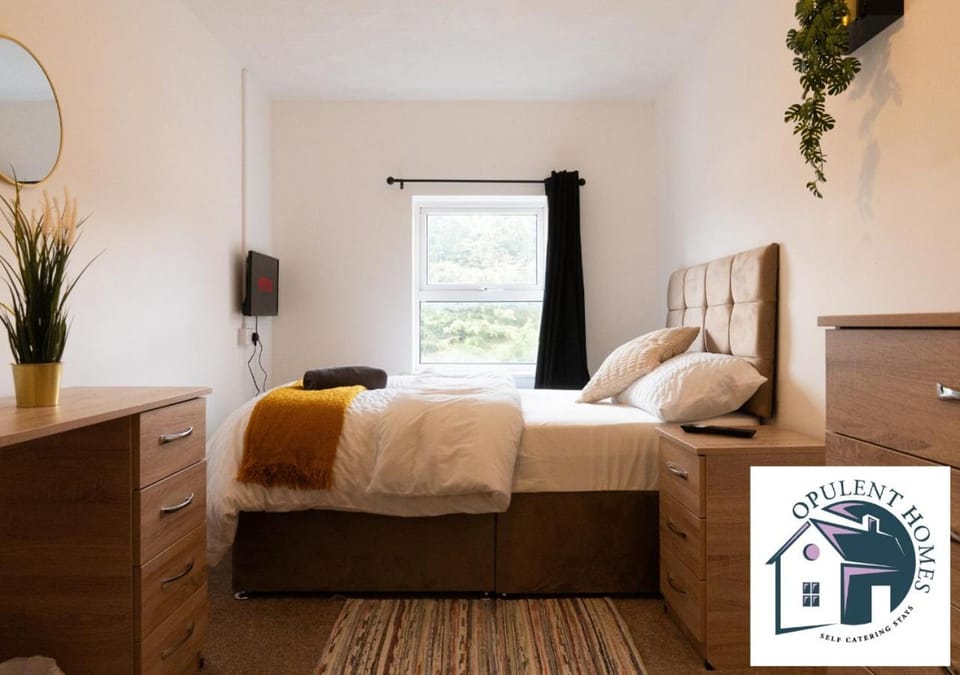 Bed, Property logo or sign, Photo of the whole room, Bedroom
