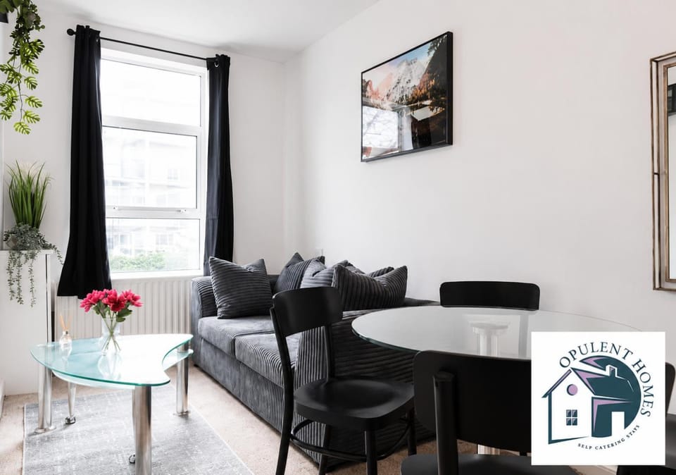 Communal lounge/ TV room, TV and multimedia, Living room, Seating area, Dining area, Evening entertainment