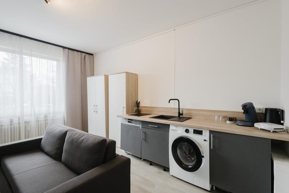 Coffee/tea facilities, Kitchen or kitchenette, Living room, Seating area, toaster, washing machine