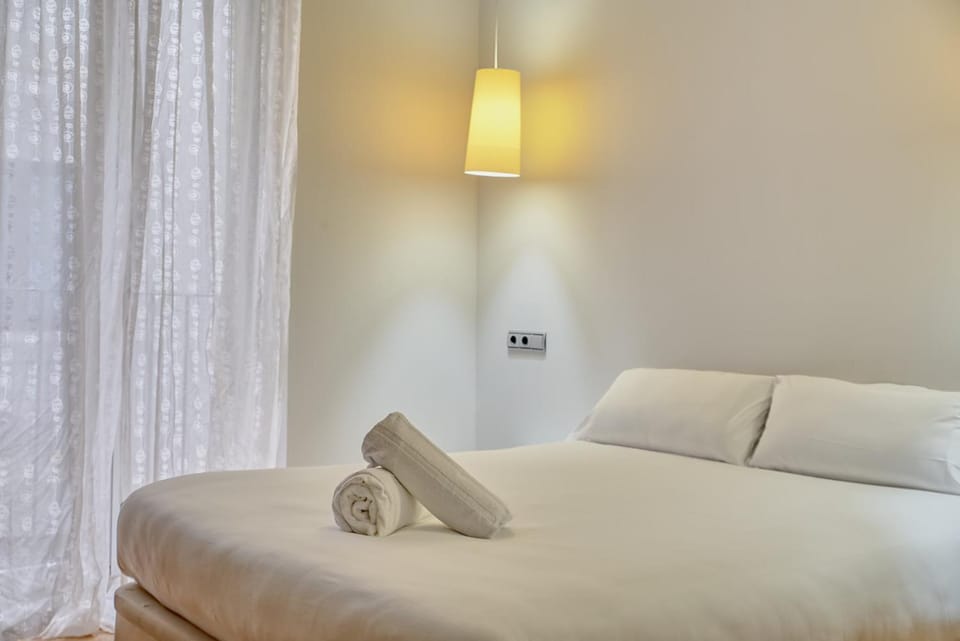 Bed, towels