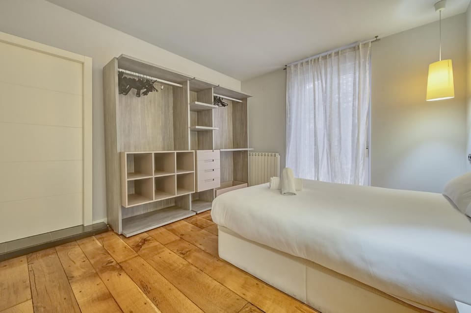 Photo of the whole room, wardrobe