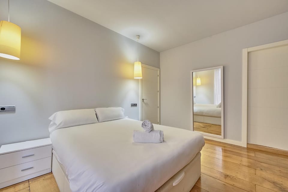 Bed, Bedroom, towels