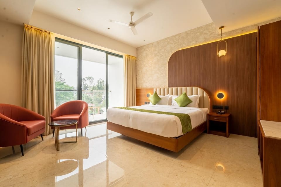 Bed, Photo of the whole room, Seating area, Bedroom