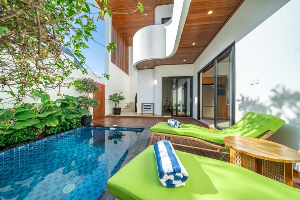 Patio, Swimming pool, Swimming pool, sunbed