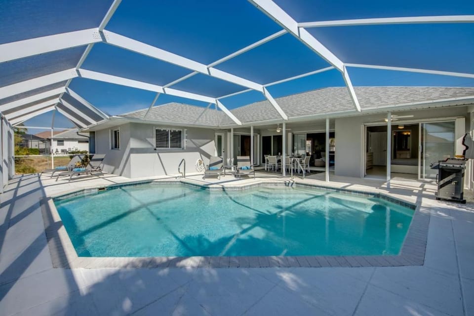 CoralVilla Sunset Avenue-modern, pool table, spa, pool, boating, water view House in Cape Coral