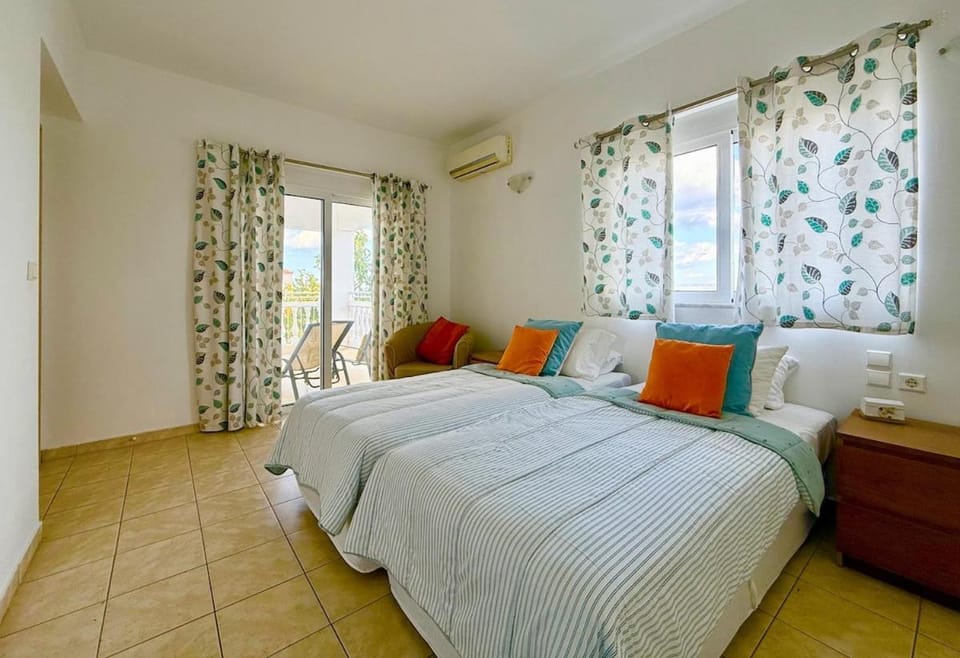 Bed, Photo of the whole room, Bedroom, air conditioner
