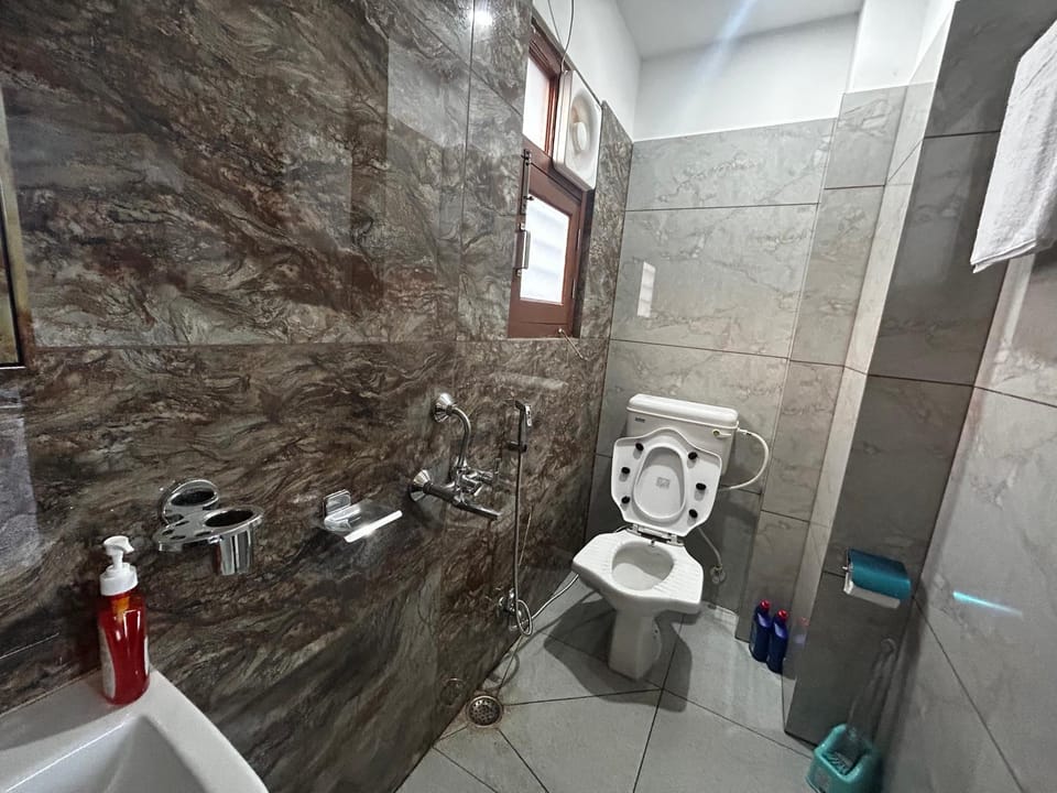 Toilet, towels