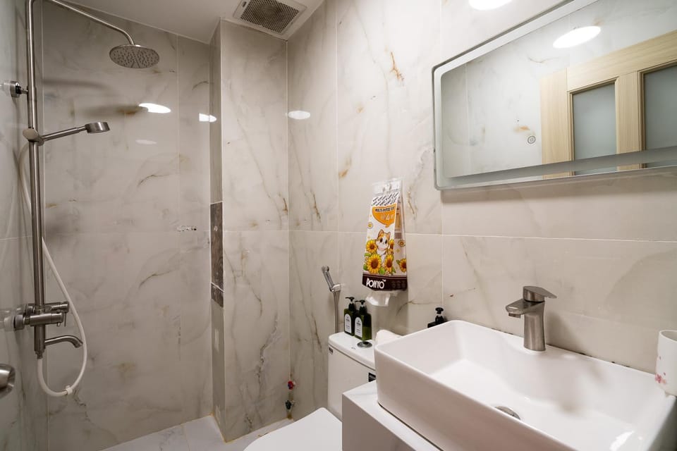 V Living - Hidden Gem in District 1 & Free Laundry Apartment in Ho Chi Minh City